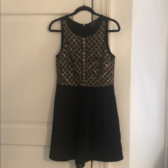 Club Monaco Dresses & Skirts - Club Monaco Beaded Dress size 8